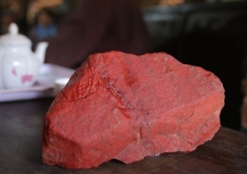 Kỳ diệu loại đá đỏ dùng làm lá cờ Tổ quốc trong Lăng Bác Hồ
