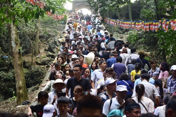 Hàng vạn người đổ về Chùa Hương ngày khai hội