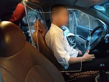 Cục Đăng kiểm nói gì về việc xe taxi lắp khoang chắn bảo vệ tài xế?