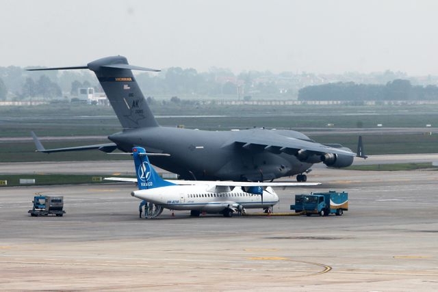 Máy bay vận tải hạng nặng C-17 của Mỹ tiếp tục đến Nội Bài