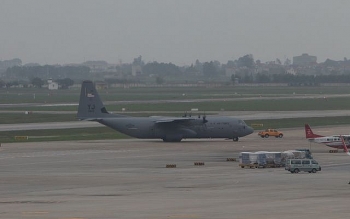 Vận tải cơ C-130 Hercules của Mỹ đáp xuống Nội Bài