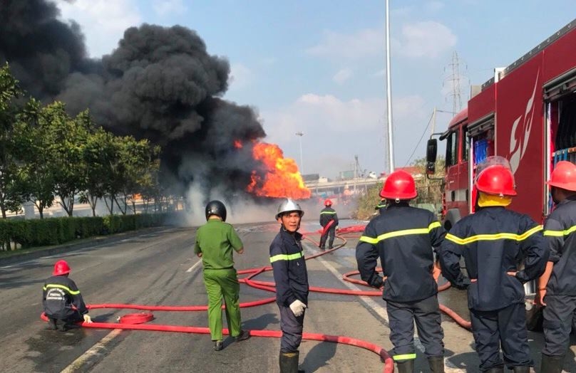 Tin tức 26/2: Xe bồn chở xăng bốc cháy trên Xa lộ Hà Nội