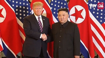 Chi tiết cuộc trò chuyện đầu tiên của Tổng thống Trump và Chủ tịch Kim tại Hà Nội