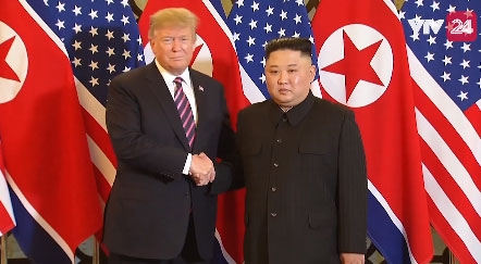 Chi tiết cuộc trò chuyện đầu tiên của Tổng thống Trump và Chủ tịch Kim tại Hà Nội