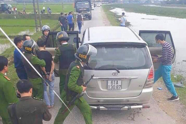 Hàng chục cảnh sát vây bắt xe ô tô chở 45 kg ma túy
