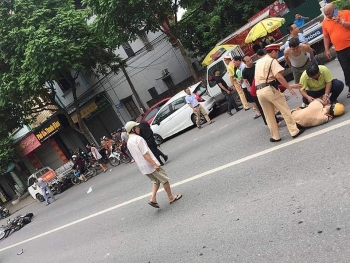 Hà Nội: Đôi nam nữ vượt đèn đỏ tông CSGT ngã gục