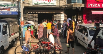 Người dân ồ ạt rút tiền, Myanmar đóng cửa toàn bộ ngân hàng