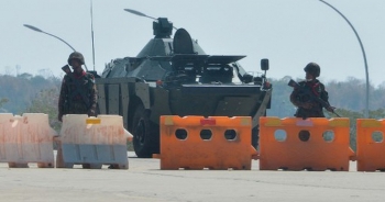 Xe quân sự xuất hiện trên đường phố trong cuộc "binh biến" tại Myanmar