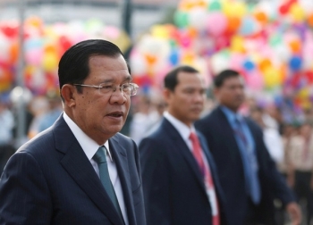 Campuchia nhận 600.000 liều vắc xin Trung Quốc, ông Hun Sen tiêm đầu tiên