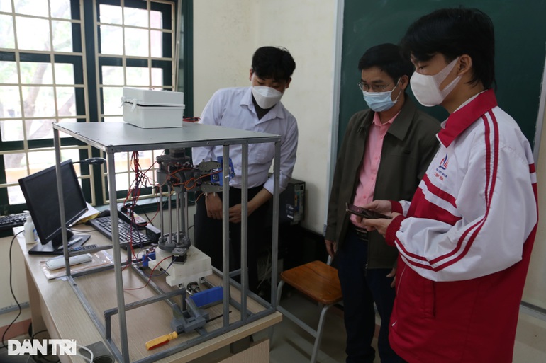 Học sinh chế tạo robot lấy mẫu xét nghiệm Covid-19 - 1