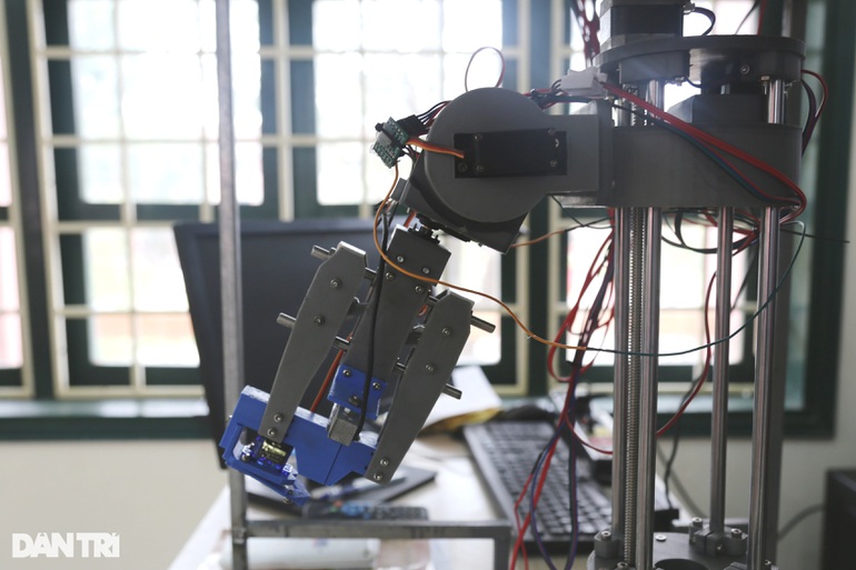 Học sinh chế tạo robot lấy mẫu xét nghiệm Covid-19