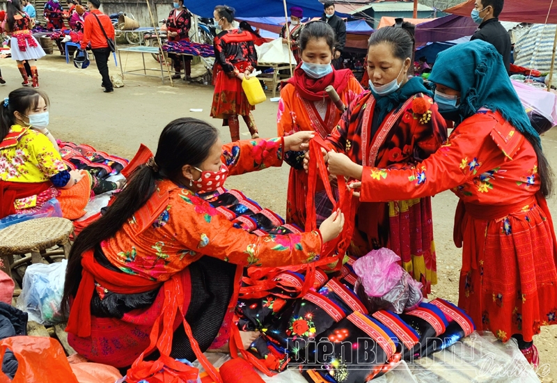 Những bộ váy áo thêu họa tiết hoa văn truyền thống của phụ nữ dân tộc Mông được bày bán rất nhiều tại chợ phiên Tả Sìn Thàng.