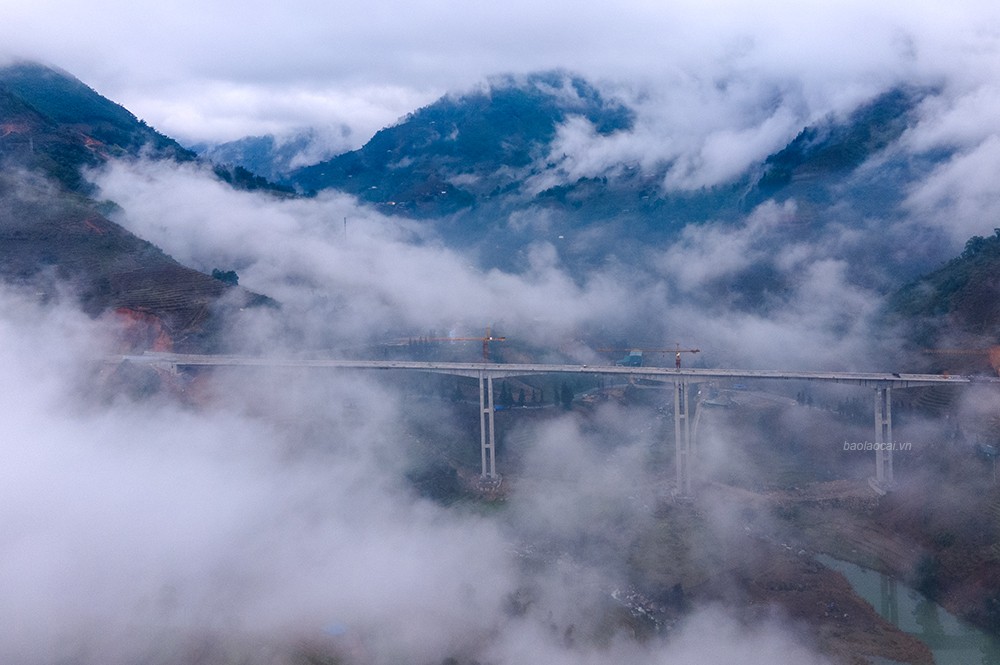 Vẻ đẹp hùng vỹ của cây cầu cao nhất Việt Nam