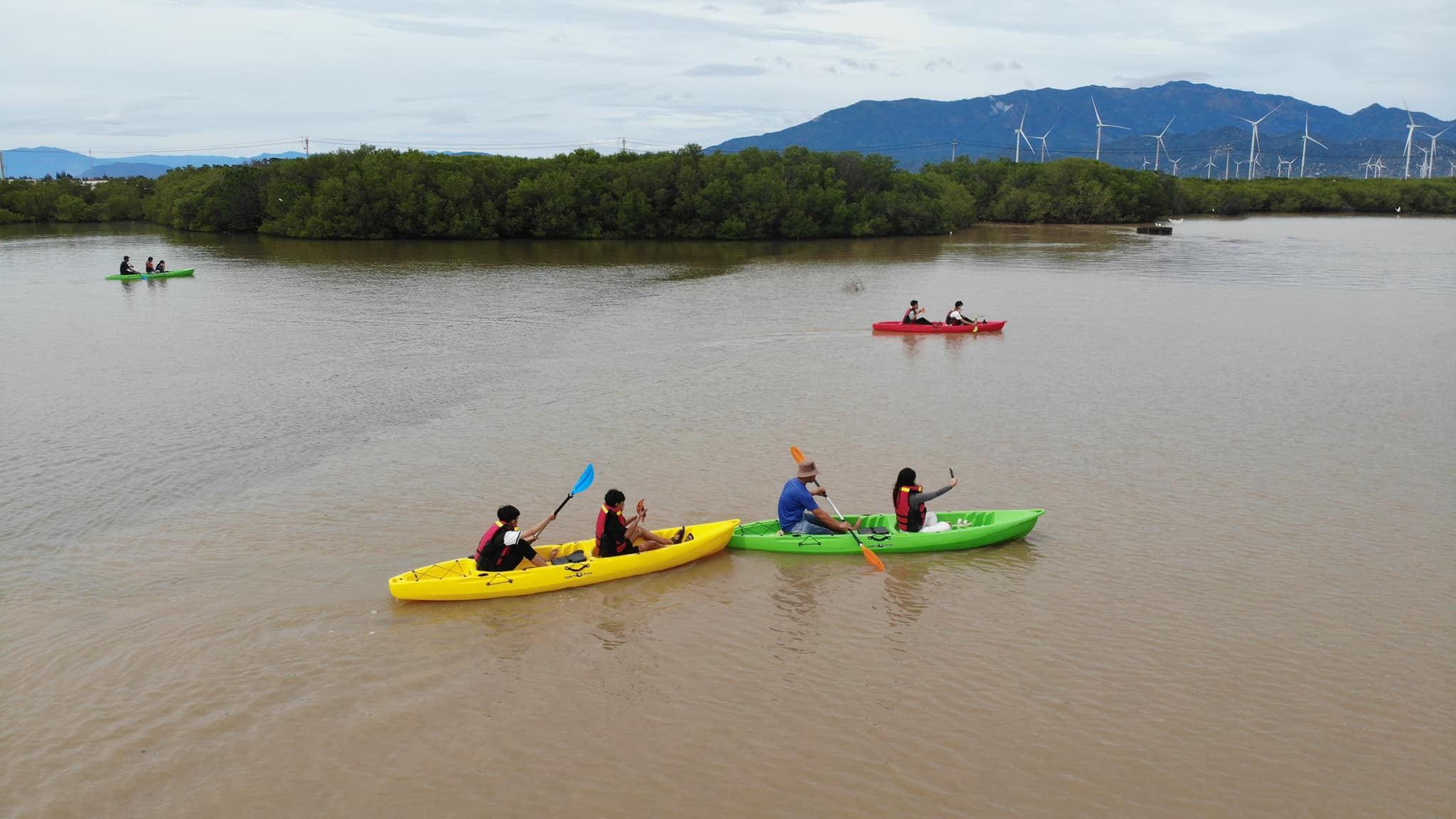 Trải nghiệm chèo thuyền kayak tại Hòn Thiên