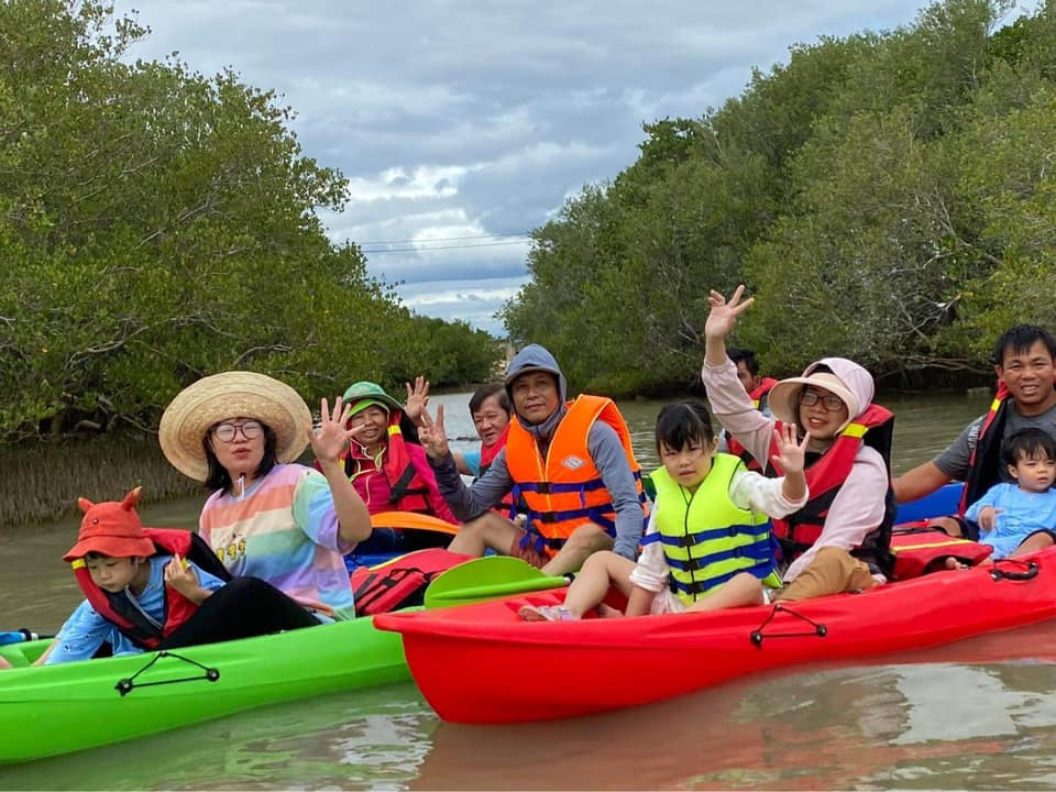 Trải nghiệm chèo thuyền kayak tại Hòn Thiên