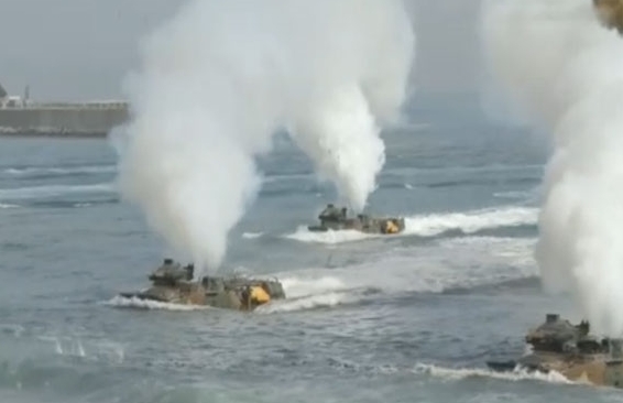 Video: Triều Tiên - Hàn Quốc đấu pháo trên biển