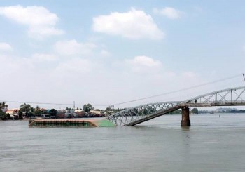 Đồng Nai: Sập cầu Ghềnh, nhiều người rơi xuống sông