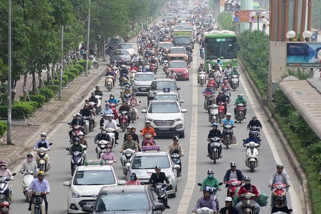 Hà Nội sẽ cấm xe máy trên đường Lê Văn Lương hoặc Nguyễn Trãi?