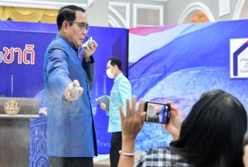 Thủ tướng Thái Lan bất ngờ xịt nước sát khuẩn vào phóng viên