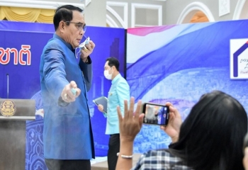 Thủ tướng Thái Lan xin lỗi vì xịt nước sát khuẩn vào phóng viên