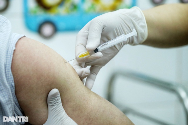 Bộ Y tế: Tiêm vắc xin Covid-19 trong bệnh viện với người có yếu tố nguy cơ - 1
