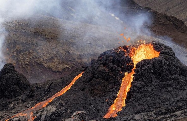 Núi lửa Iceland "tỉnh giấc" sau 6.000 năm, phun trào dữ dội