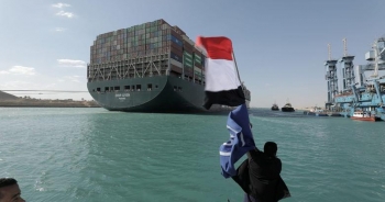Hai thế giới đối lập khi kênh đào Suez "thất thủ"