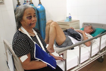 Bà Hà Thị Bai (71 tuổi, Sơn La) và ông Hà Tành đang được cấp cứu tại khoa Chấn thương chỉnh hình