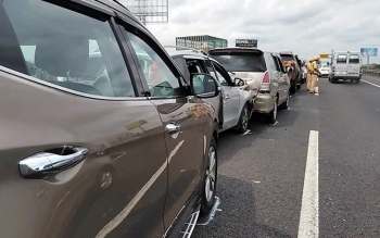 8 ôtô tông liên hoàn trên cao tốc Trung Lương