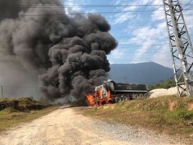 xe dau keo boc chay du doi tao thanh cot khoi khong lo