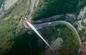 [VIDEO] Vận chuyển cánh turbine gió 70m lên đỉnh núi