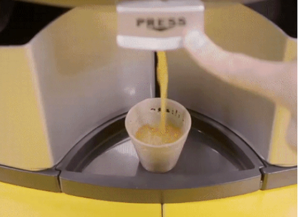 Máy nước ép không phát thải: Vỏ cam được tái chế trực tiếp thành cốc uống nước cam