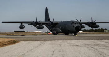 Nga tập kết vũ khí gần biên giới, Mỹ đưa máy bay quân sự tới Ukraine