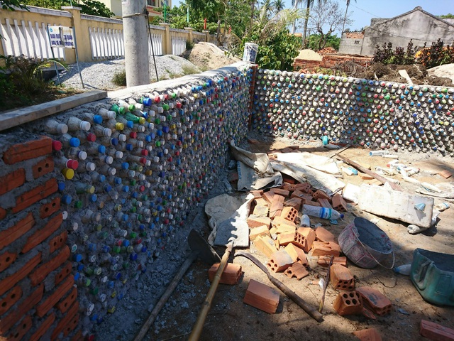 Chàng trai xây nhà từ 6000 chai nhựa trên đảo Bé Lý Sơn - 3