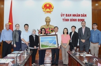 Lãnh đạo tỉnh Bình Định làm việc với đại diện báo chí nước ngoài