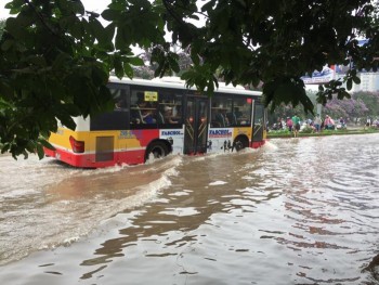 Hà Nội: Mưa kéo dài, đường biến thành... 'sông'