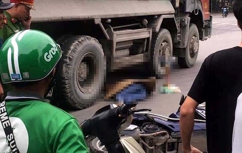 Hà Nội: Va chạm với xe tải, một phụ nữ tử vong tại chỗ