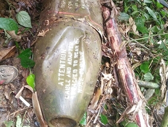 Người dân phát hiện quả bom dài 3m trong rừng