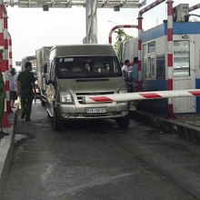 dung thu phi tram bot gan cau vam cong