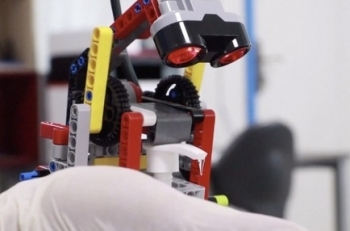 Dùng lego chế robot rửa tay