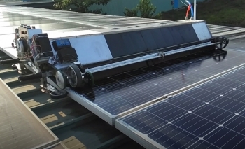 Robot lau pin mặt trời