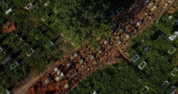 Hết đất an táng, nghĩa trang Brazil đào đường chôn nạn nhân Covid-19