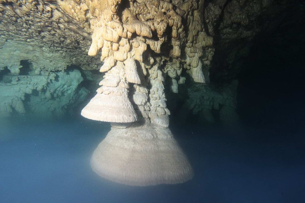 Khám phá hang thạch nhũ hình chuông “siêu độc” ở Mexico