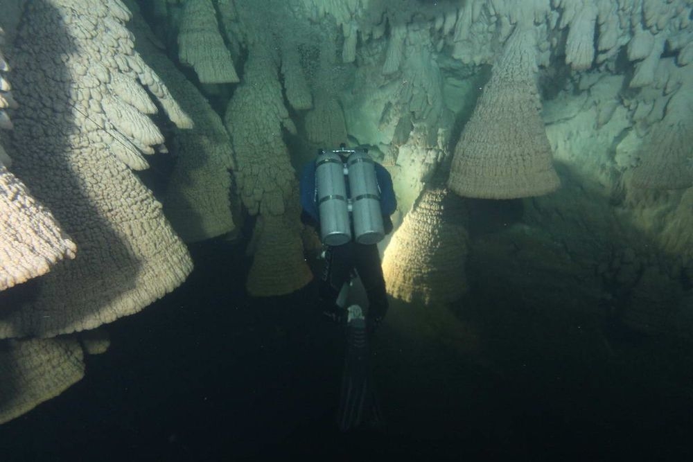 Khám phá hang thạch nhũ hình chuông “siêu độc” ở Mexico