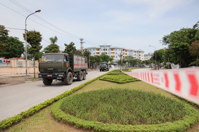 Hà Nội: Phun khử khuẩn toàn bộ Bệnh viện Bệnh Nhiệt đới cơ sở Kim Chung
