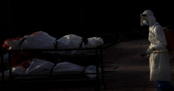 Thi thể nạn nhân Covid-19 chất đống, quân đội Nepal đào hố chôn tập thể