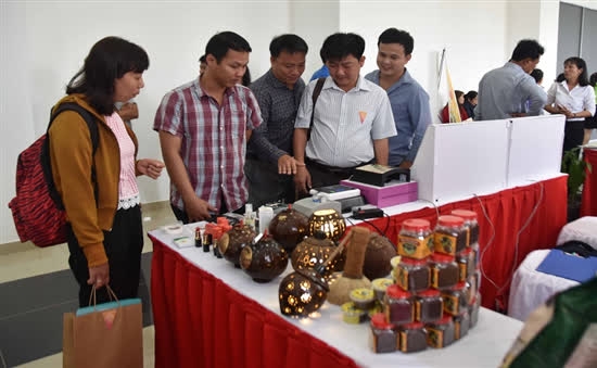 Những sản phẩm công nghiệp nông thôn tiêu biểu được trưng bày, quảng bá với khách tham quan trong và ngoài tỉnh tại Ngày hội khởi nghiệp của tỉnh