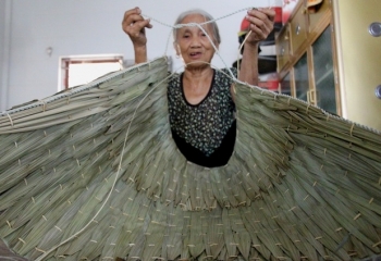 Độc đáo nghề truyền thống chằm áo tơi gần 200 năm tuổi