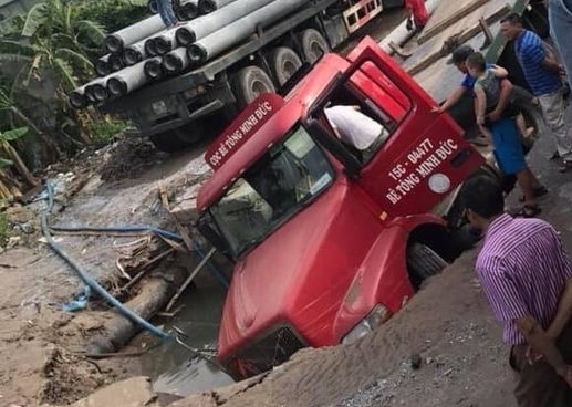 Xe container sập “hố tử thần” ở Hà Nội, làm vỡ đường ống nước sạch