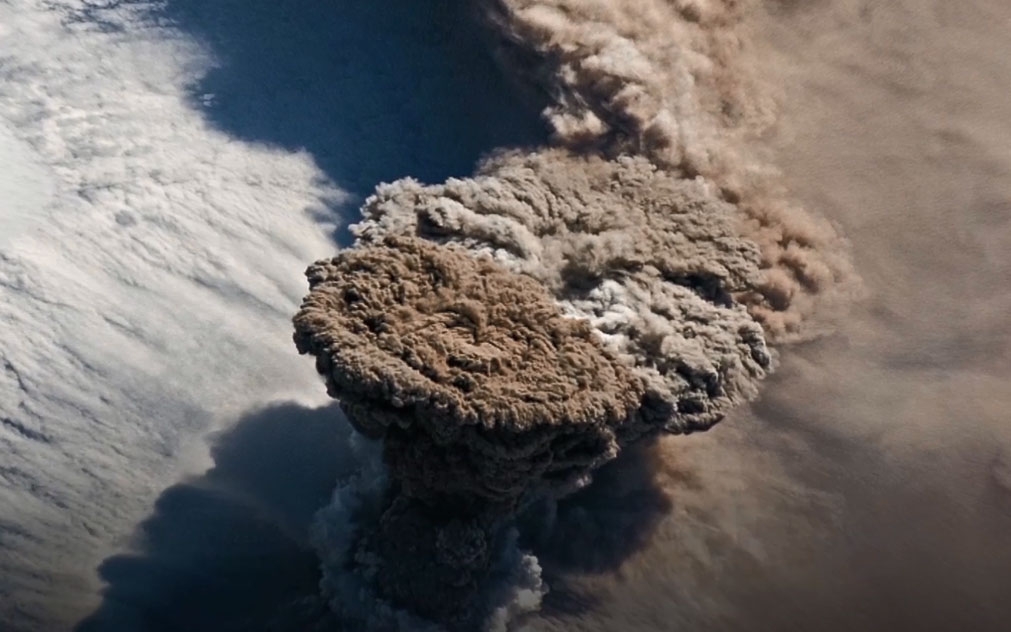 Cột tro bụi núi lửa cao 13 km nhìn từ không gian